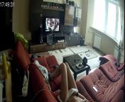 Девушка смотрит порнушку по телику и мастурбирует